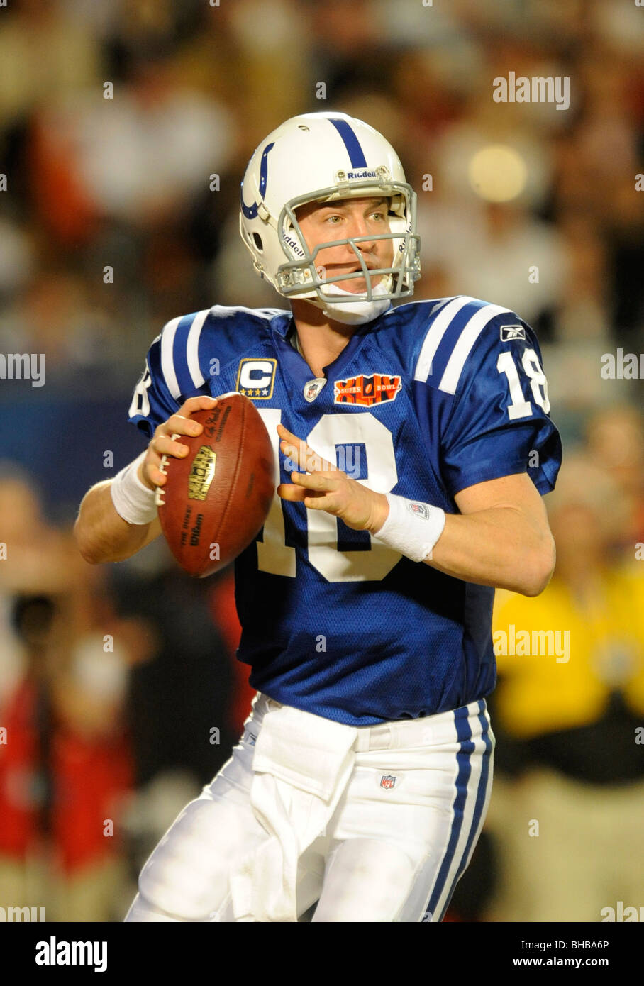 Peyton Manning #18 di Indianapolis Colts scende di nuovo a passare contro i New Orleans Saints durante il Super Bowl XLIV Foto Stock