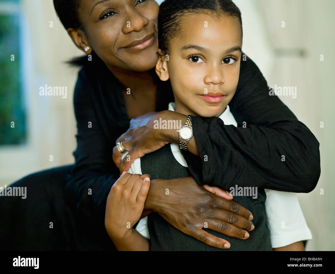 Una madre abbraccia la sua bambina Foto Stock