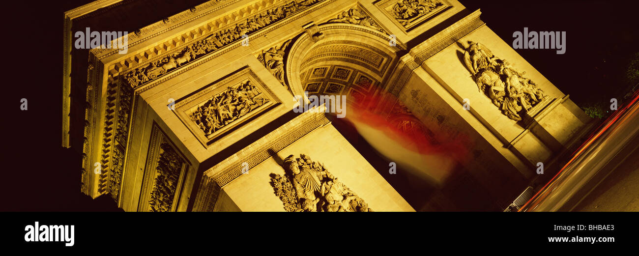 Arc De Triomphe di notte, Parigi illuminata Foto Stock