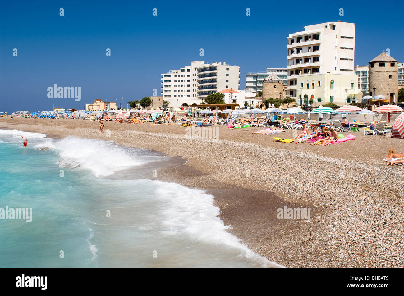 La spiaggia di Rodi, Rodi, Grecia in agosto. Foto Stock