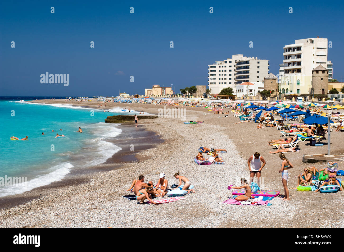 La spiaggia di Rodi, Rodi, Grecia nel mese di agosto Foto Stock