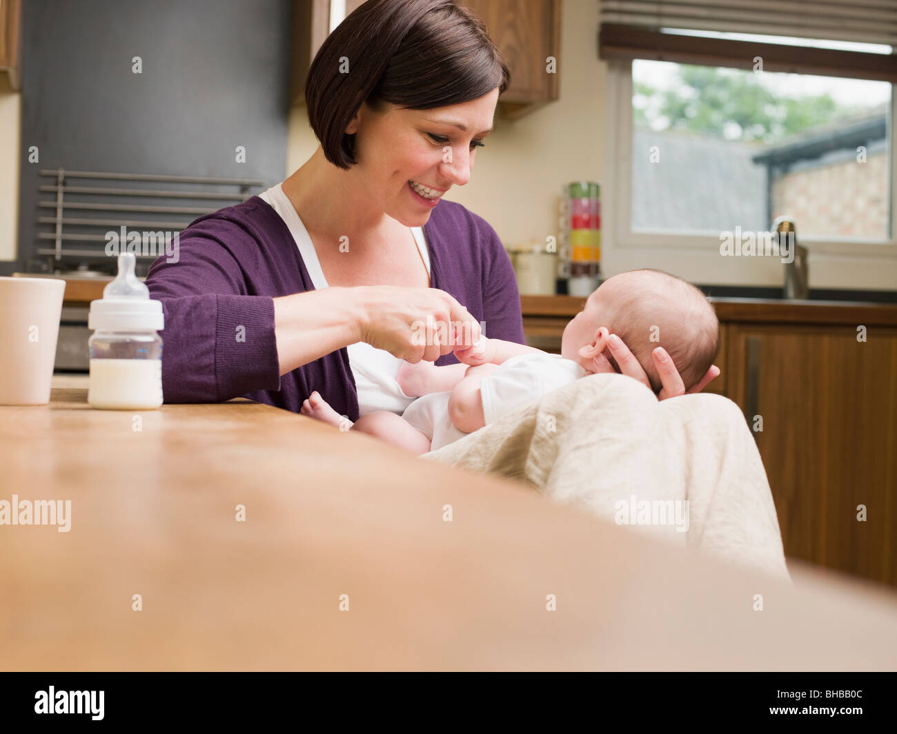 Madre sat giocando con il suo bambino Foto Stock