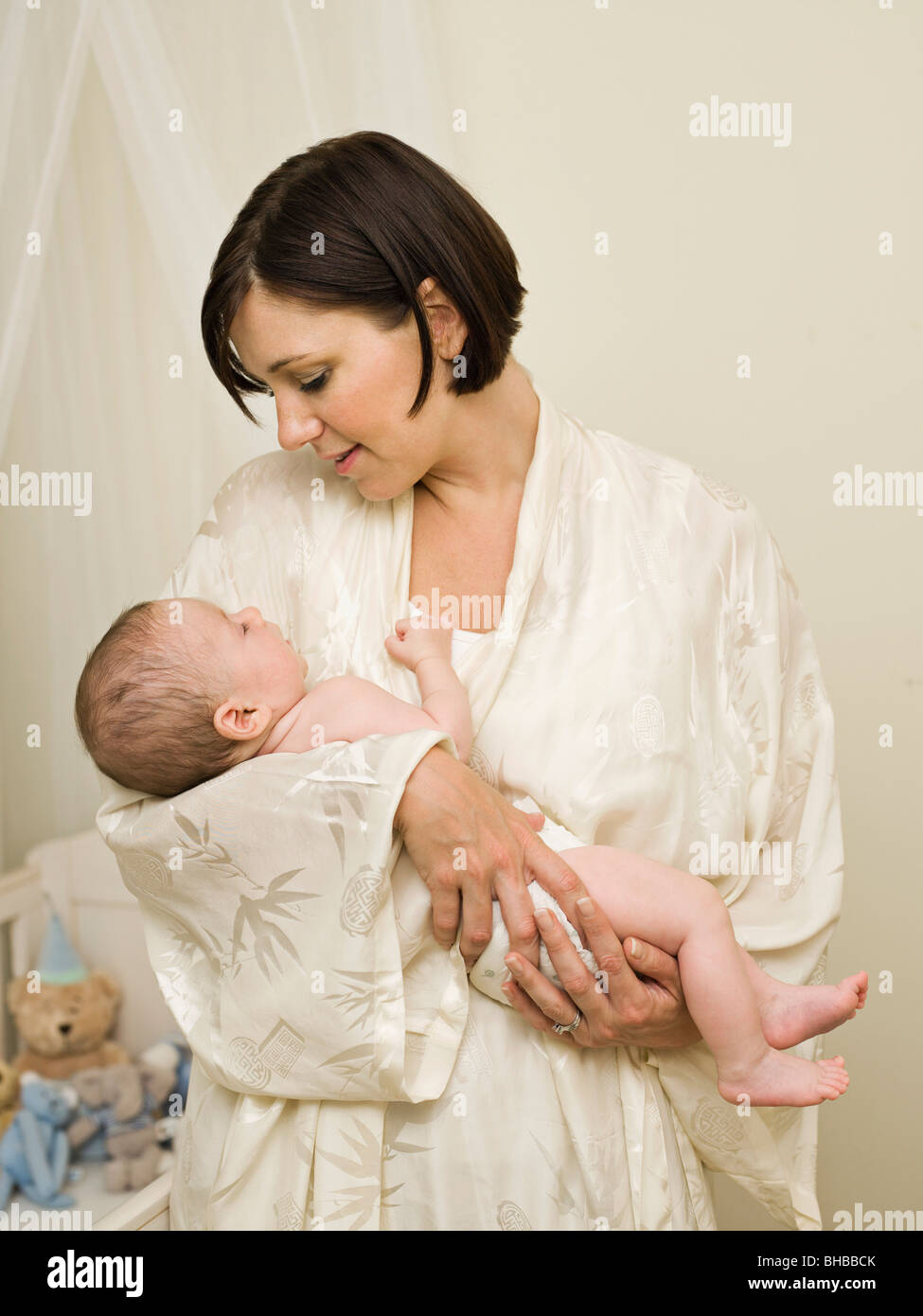 Una madre tenendo un neonato Foto Stock