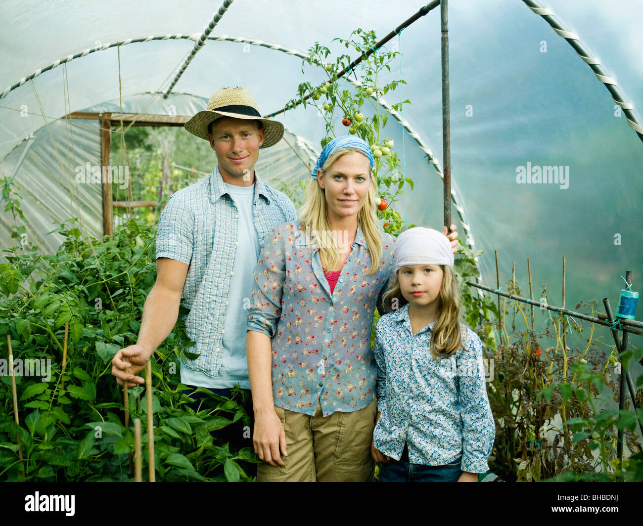 Una famiglia in una casa verde Foto Stock