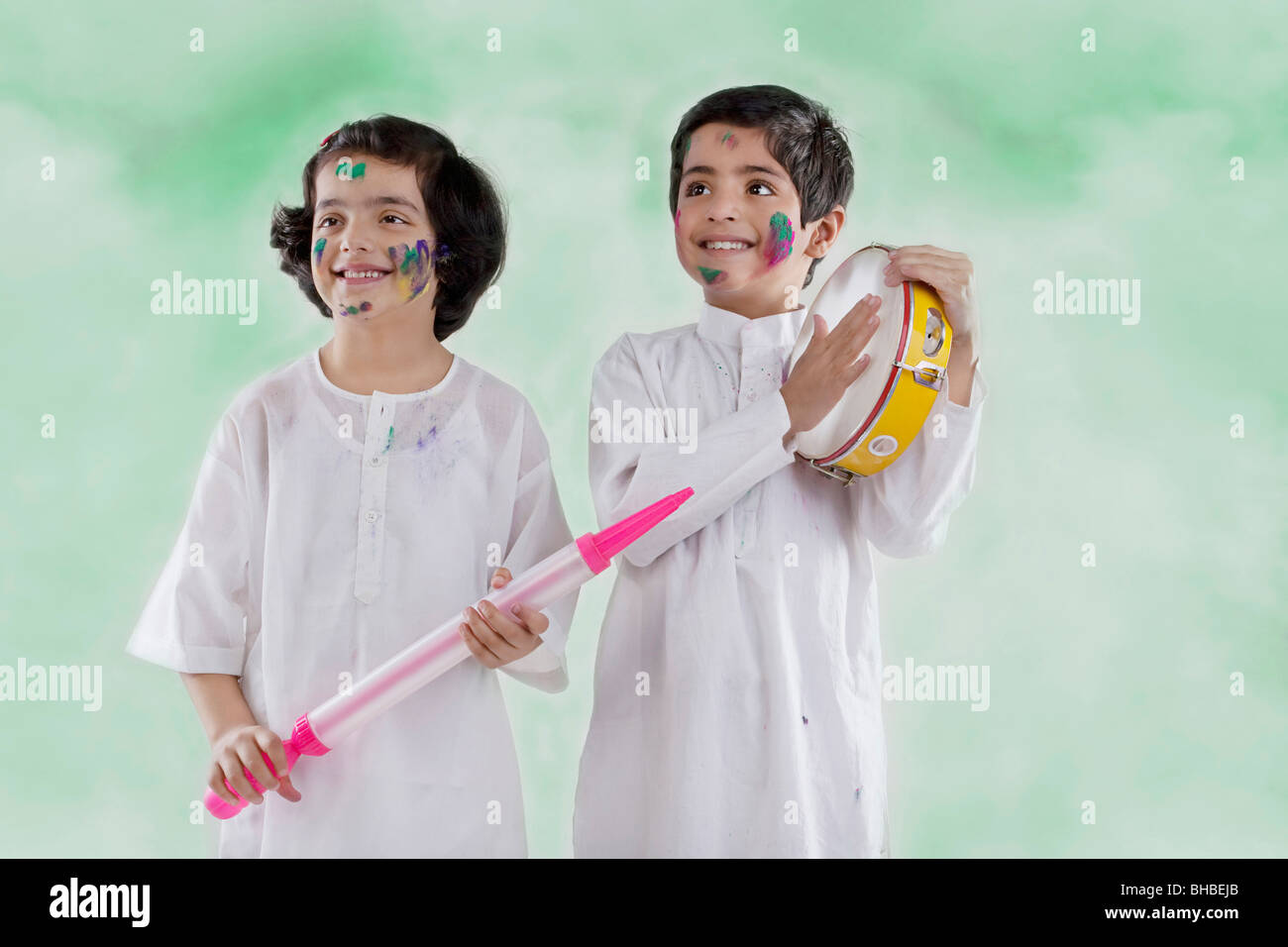 I ragazzi che si diverte a holi Foto Stock