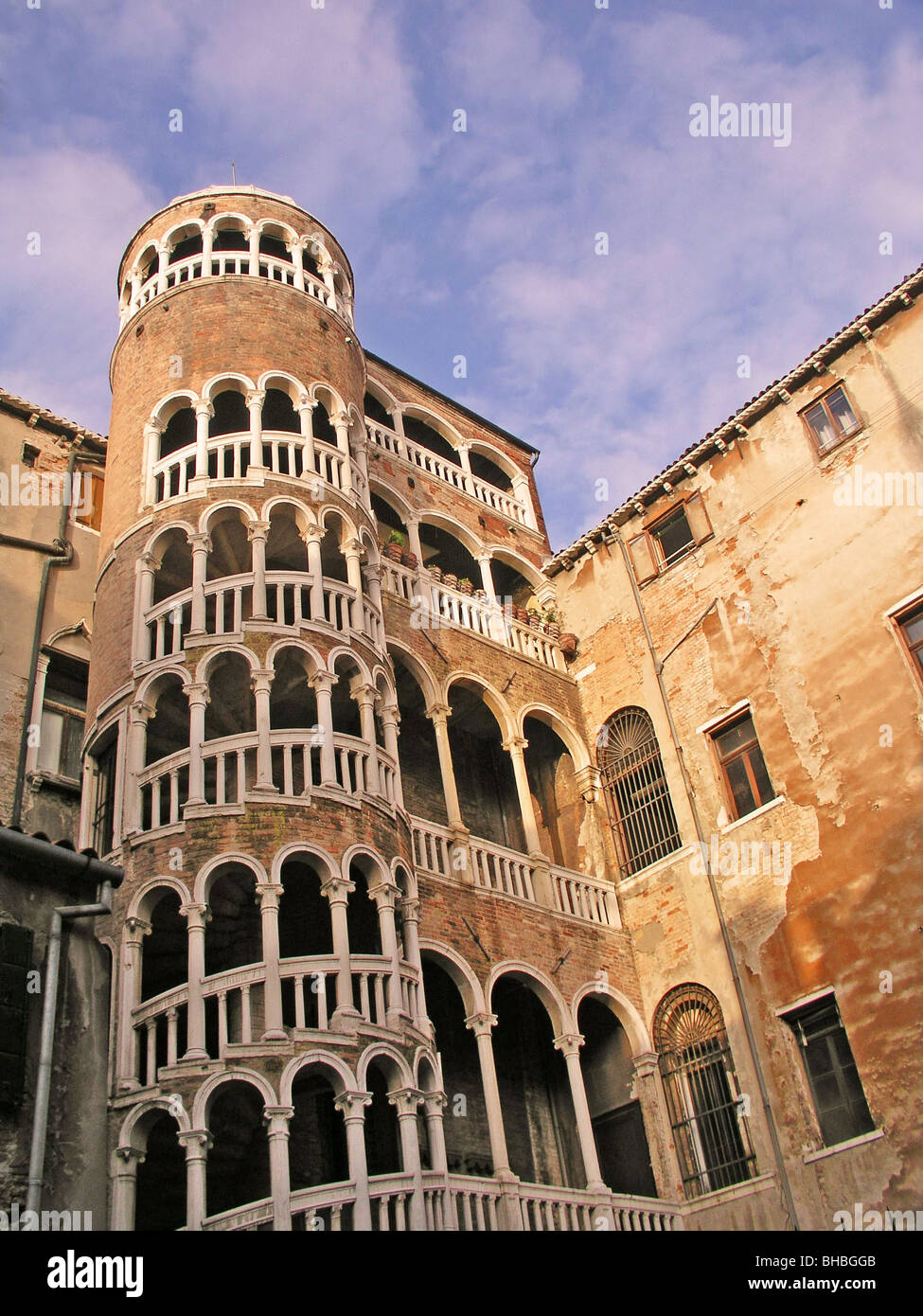 Meglio conosciuto per la scala a chiocciola esterna immagini e