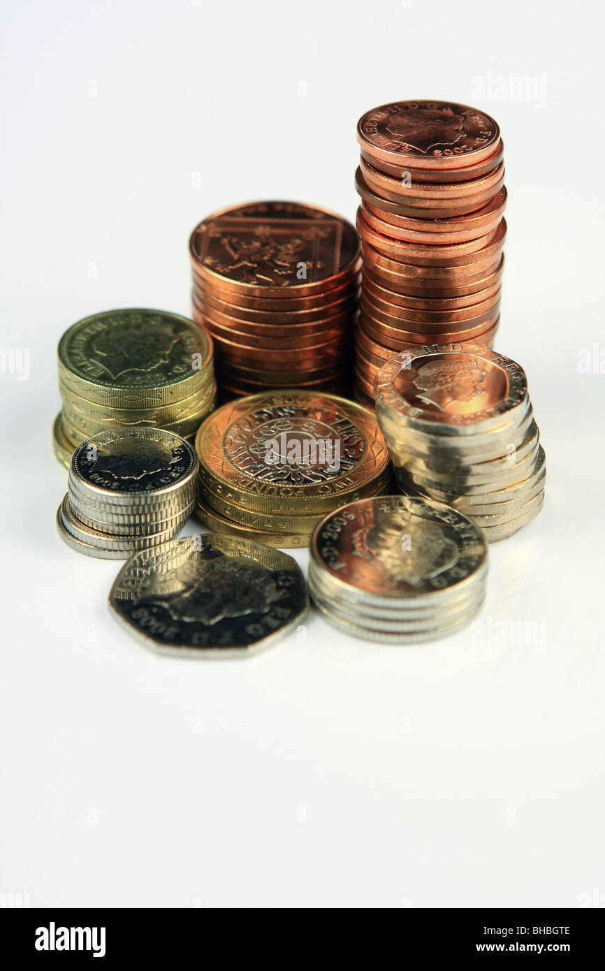Stack di diversa denominazione sterling monete Foto Stock