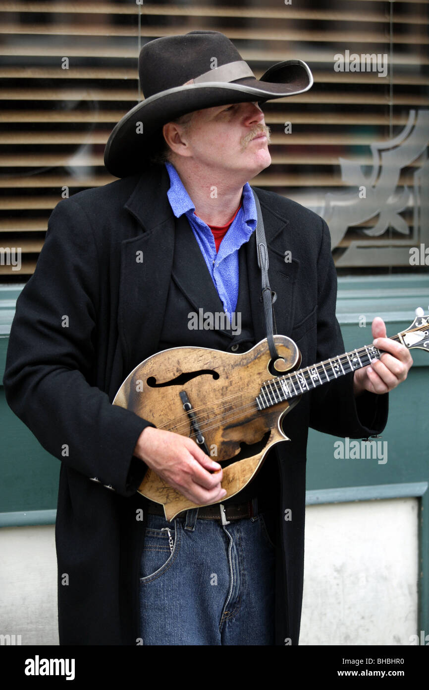 Musicista di strada 'Mandolin' Mike Slusser, Honky Tonk fila (Broadway), Nashville, Tennessee, Stati Uniti d'America Foto Stock