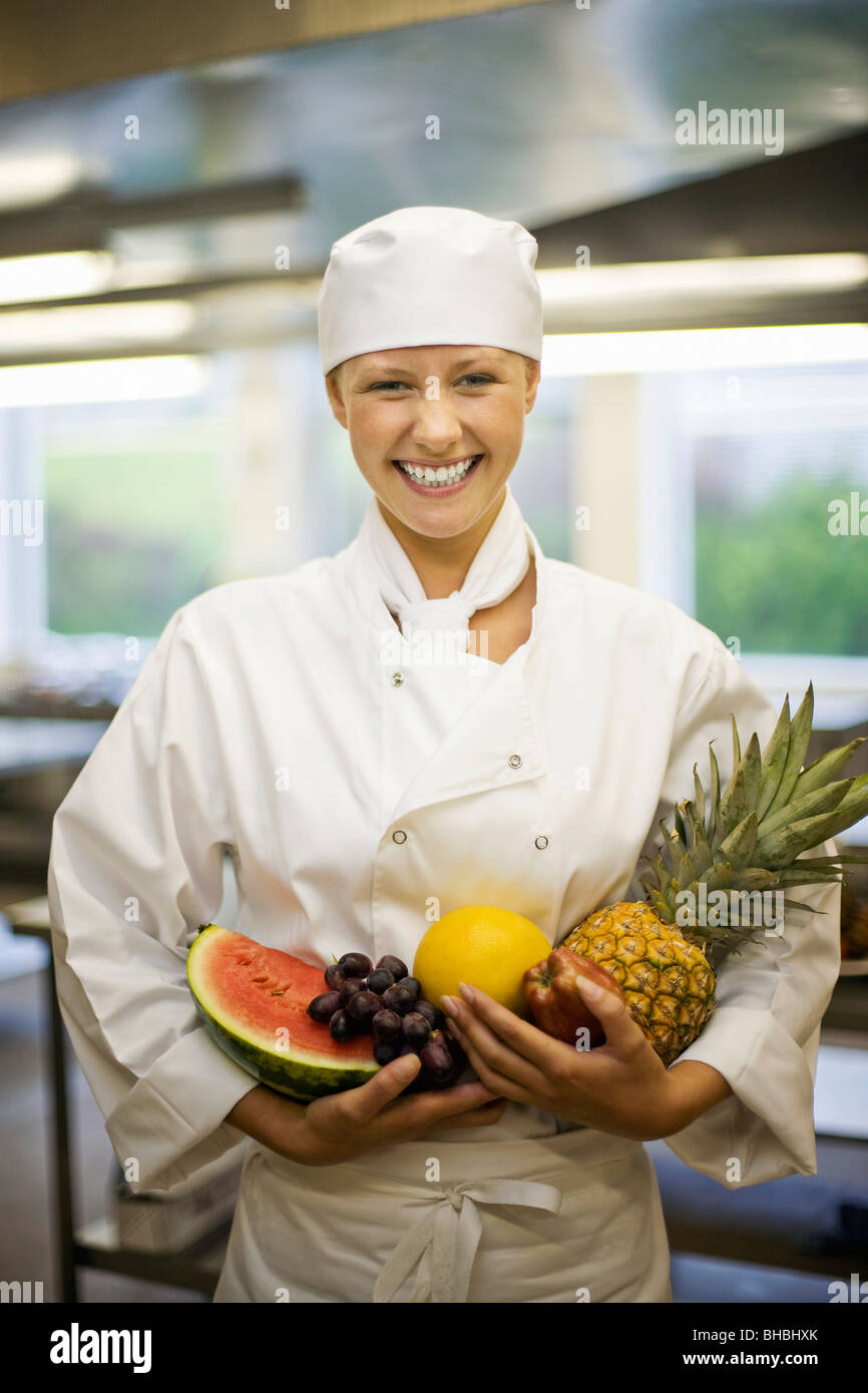 Ritratto di una donna chef con frutta Foto Stock