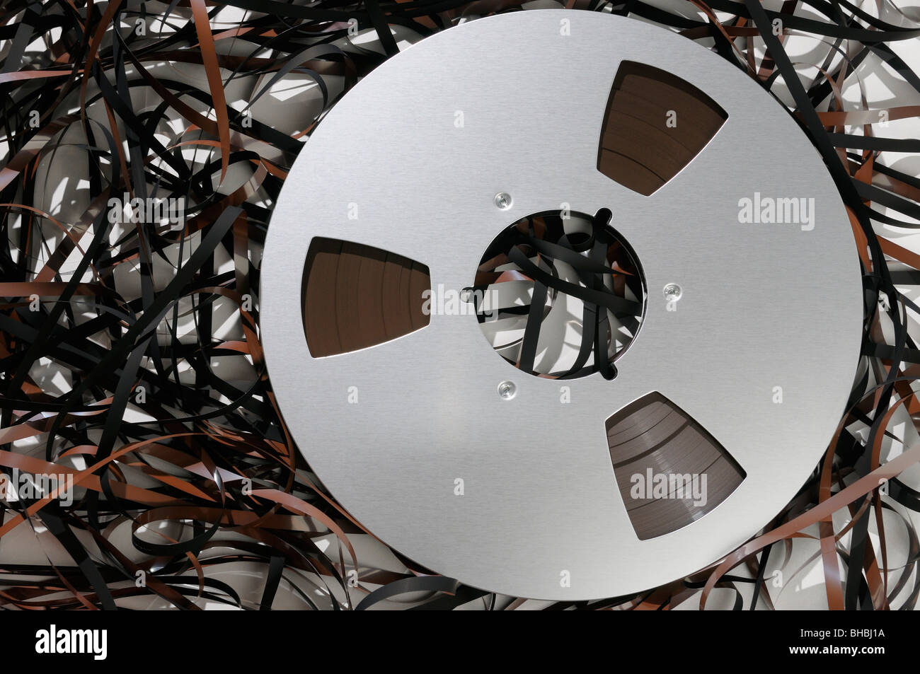 Nastro rosso fuoriuscita da una grossa bobina di nastro magnetico per la registrazione Foto Stock