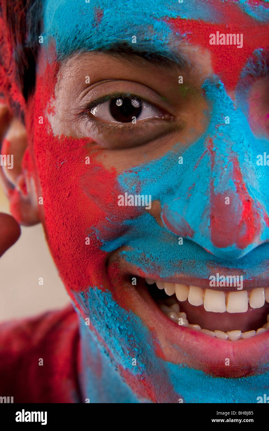 Il volto dell'uomo coperto di holi colori Foto Stock