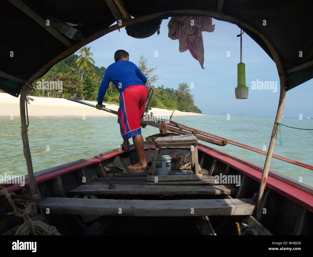 Islander su una barca dalla lunga coda vicino a Ko Hai,Thailandia,Mare delle Andamane Foto Stock