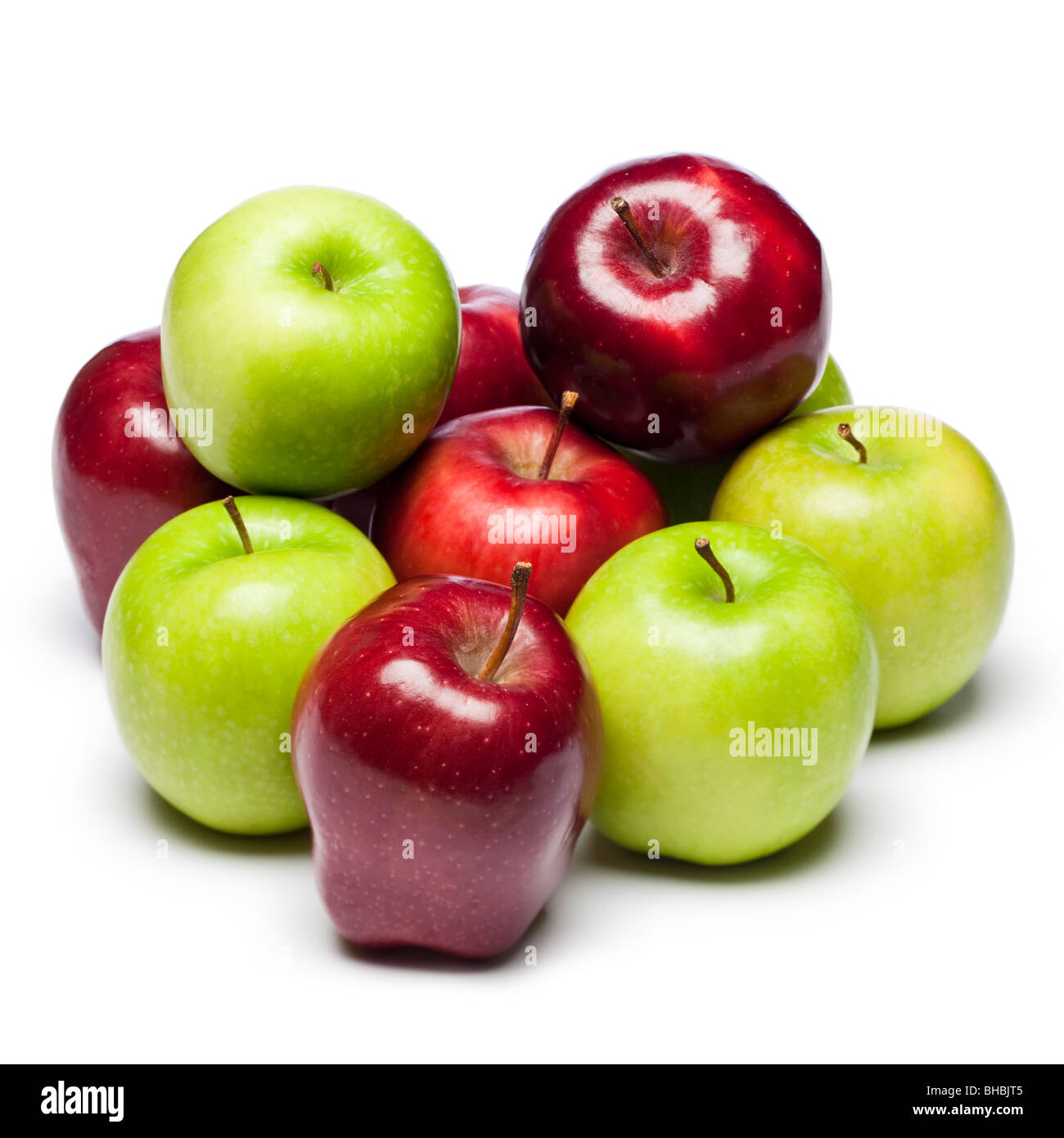 Rosso e mele verdi su sfondo bianco tagliato fuori Foto Stock