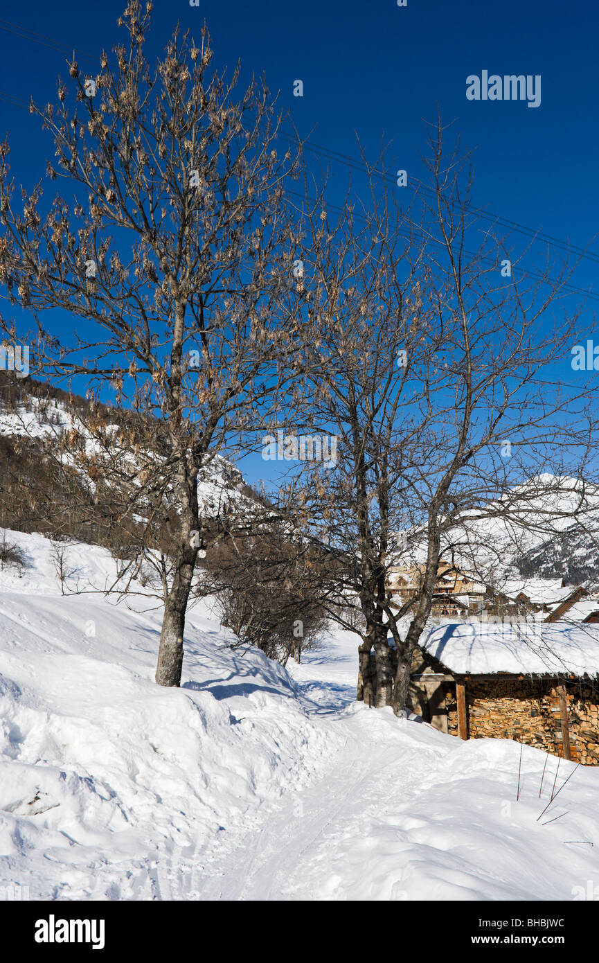 Percorso sopra il villaggio di Le Bez, La-Salle-Les-Alpes, Serre Chevalier, Hautes Alpes, Francia Foto Stock