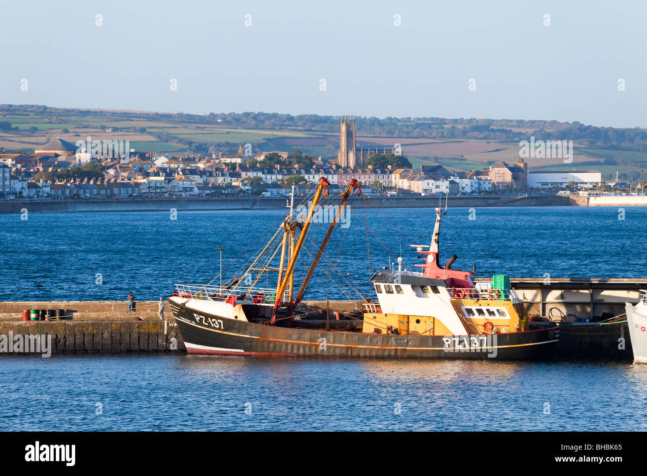 Pescherecci da traino con buttafuori PZ-137 Twilight III nel Porto di Newlyn, Cornwall. Penzance è visibile in background. Foto Stock