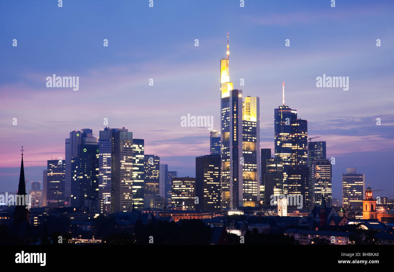La città di Francoforte skyline al tramonto, Germania Foto Stock