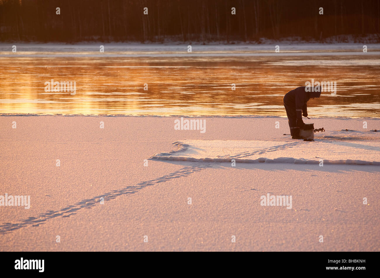 Ice-pesca in fiume Oulujoki Finlandia Foto Stock