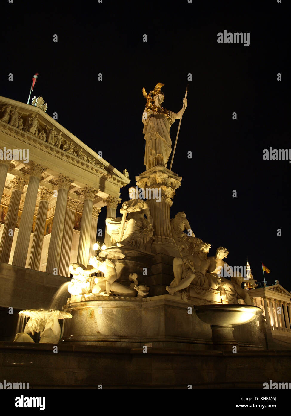 Il Parlamento di Austria, Osterreichisches Parlament e Fontana di Athena durante la notte a Vienna, in Austria Foto Stock