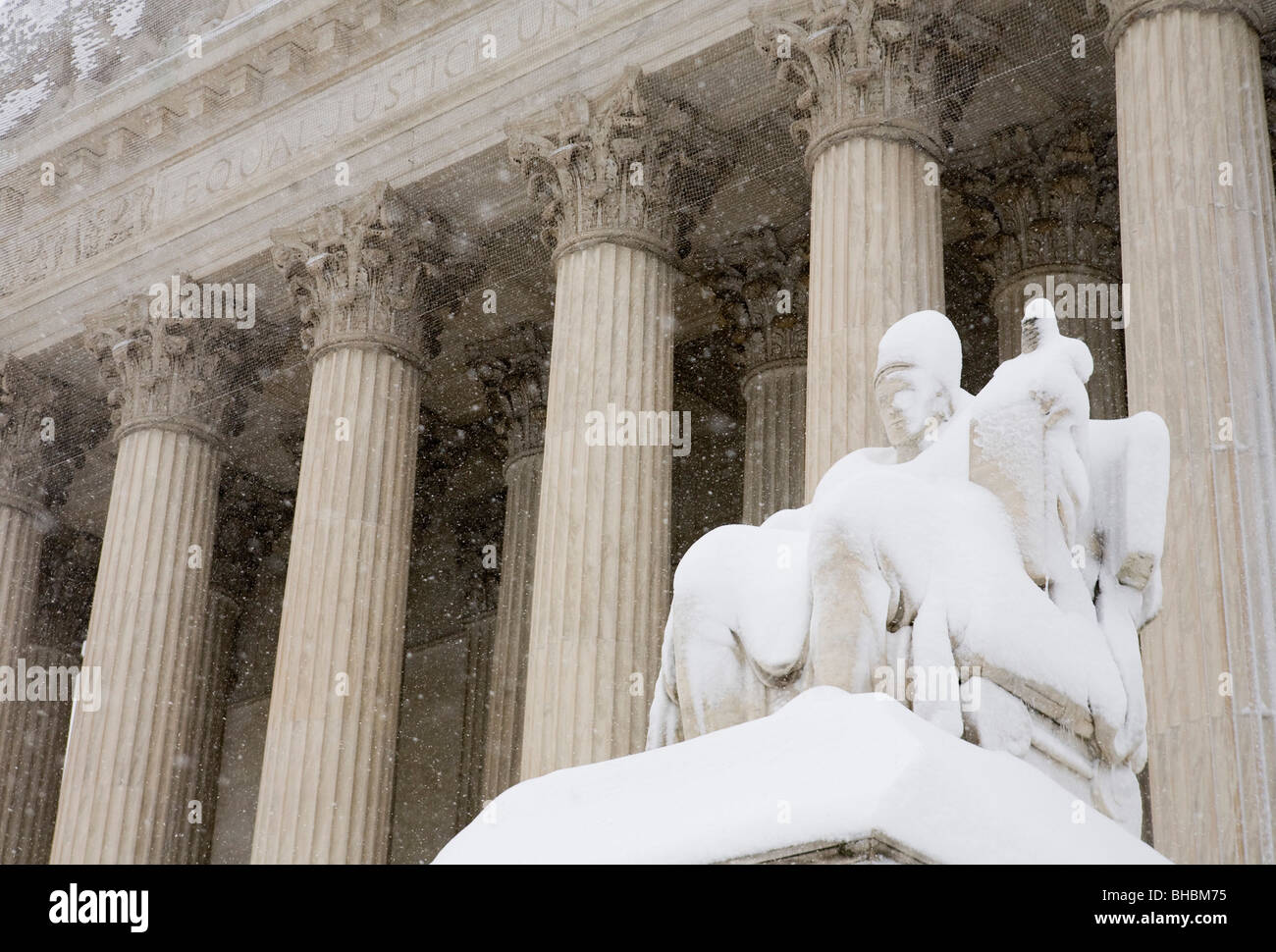 Scene di neve della Corte suprema degli Stati Uniti edificio. Foto Stock
