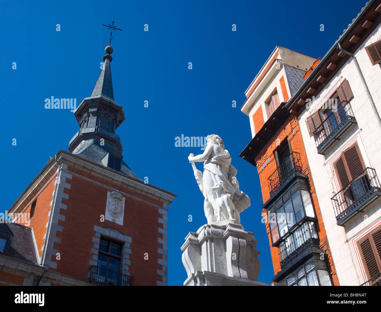 Madrid, Spagna. La Fuente de Orfeo nella Plaza de la Provincia, torre del Palacio de Santa Cruz prominente. Foto Stock