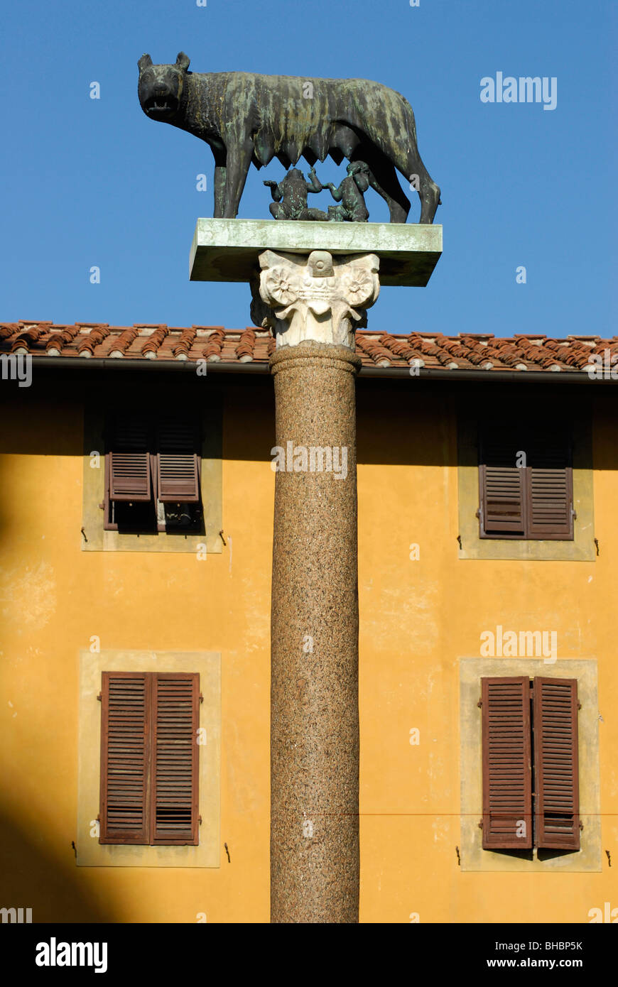 Statua di Romolo e Remo il lattante sul lupo nella Piazza dei Miracoli accanto alla Torre Pendente di Pisa. Foto Stock