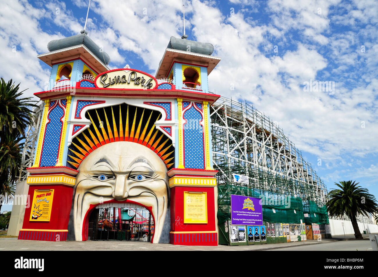 La colorata Ingresso al Luna Park, Melbourne, Australia Foto Stock