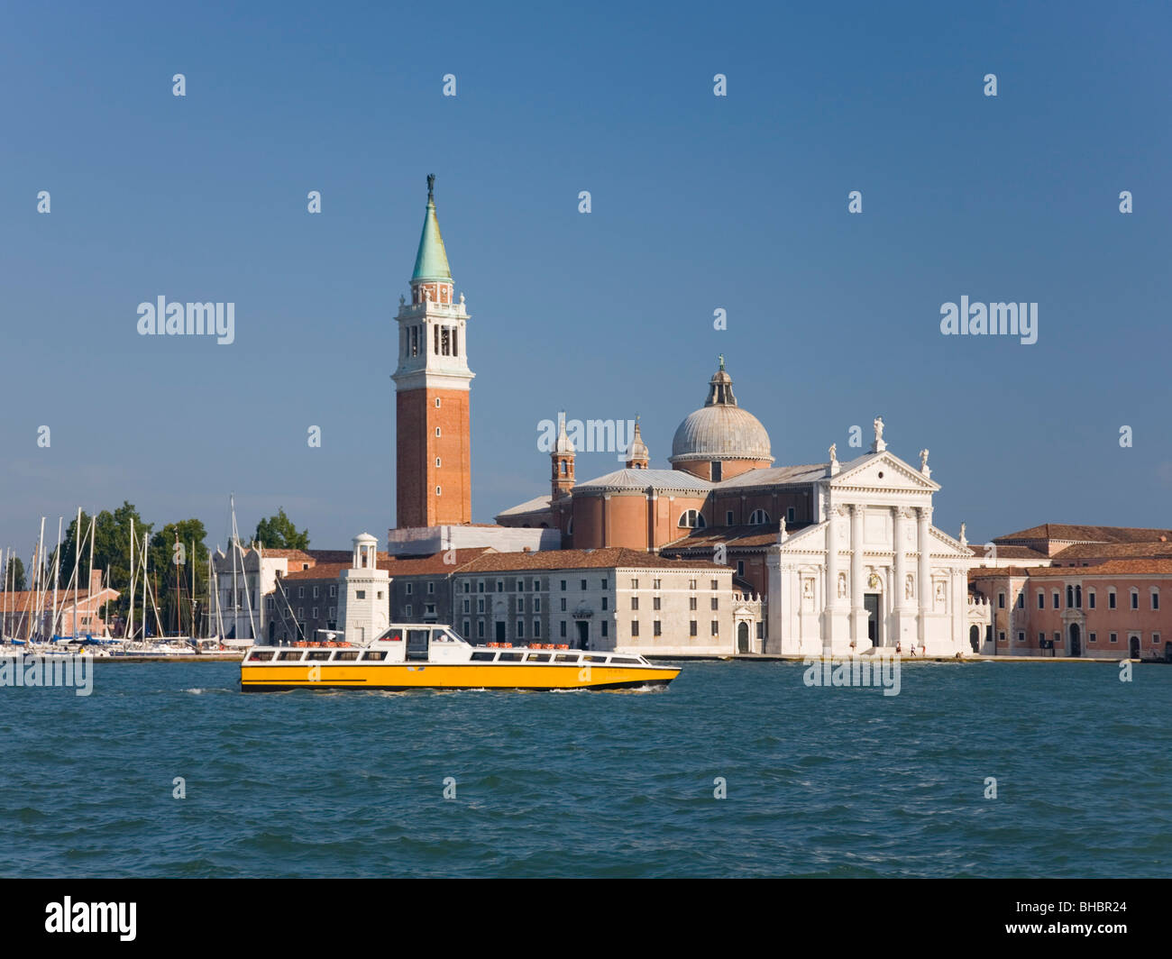 Venezia, Veneto, Italia. Vista su tutta la laguna fino alla Chiesa di San Giorgio Maggiore, airport shuttle boat in primo piano. Foto Stock