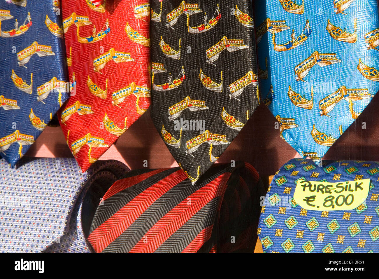 Venezia, Veneto, Italia. Colorate cravatte di seta in vendita Foto stock -  Alamy