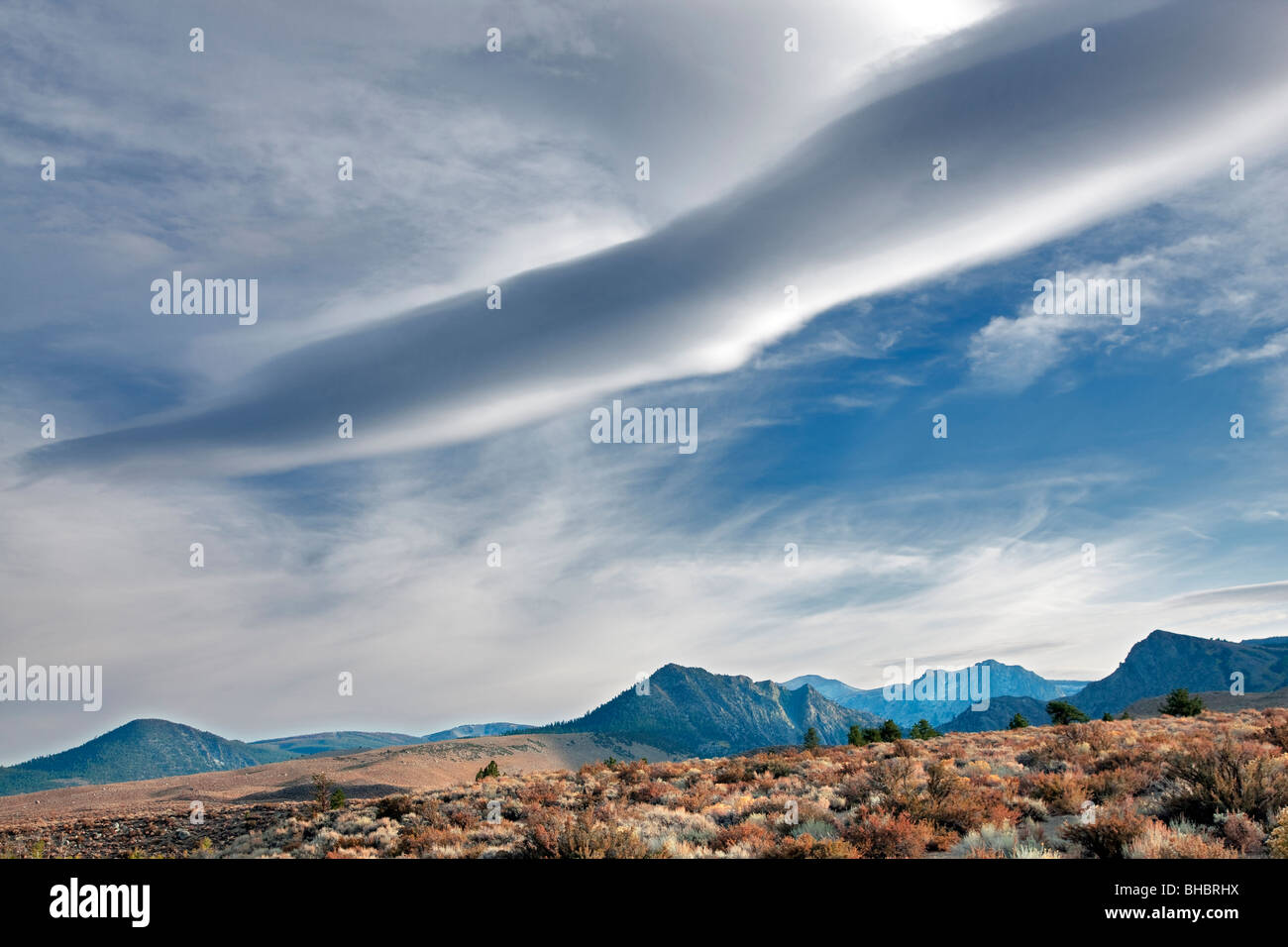Nuvole lenticolari sopra la Sierra Orientale Montagne, California Foto Stock