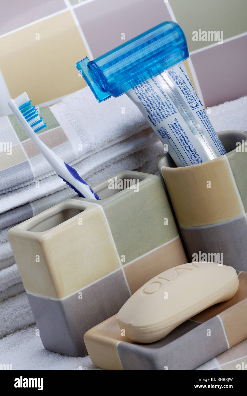 Primo piano di uno spazzolino da denti con tootpaste e spatola sul lavandino del bagno sopra l'alto nessuno primo piano verticale negli Stati Uniti ad alta risoluzione Foto Stock