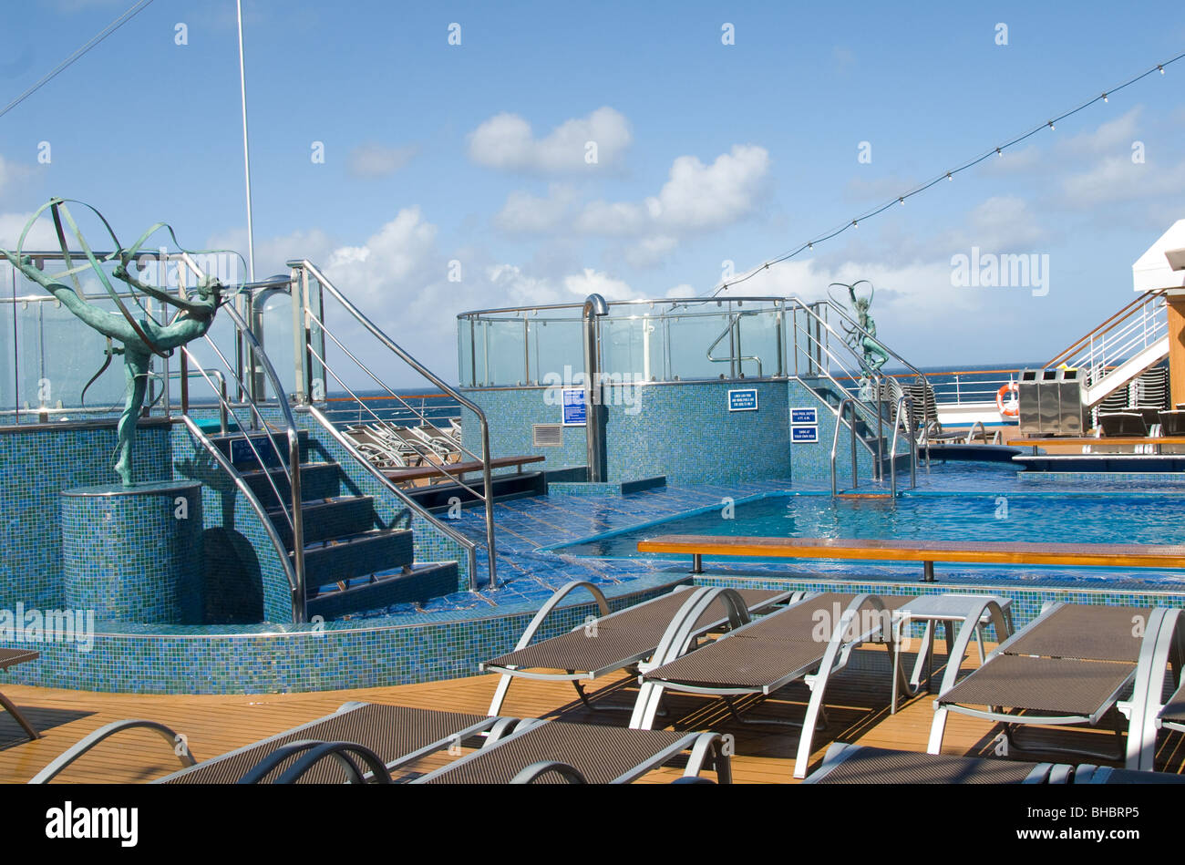 La Carnival Splendor Cruise Line il panorama del mazzo Thunderball area piscina Foto Stock