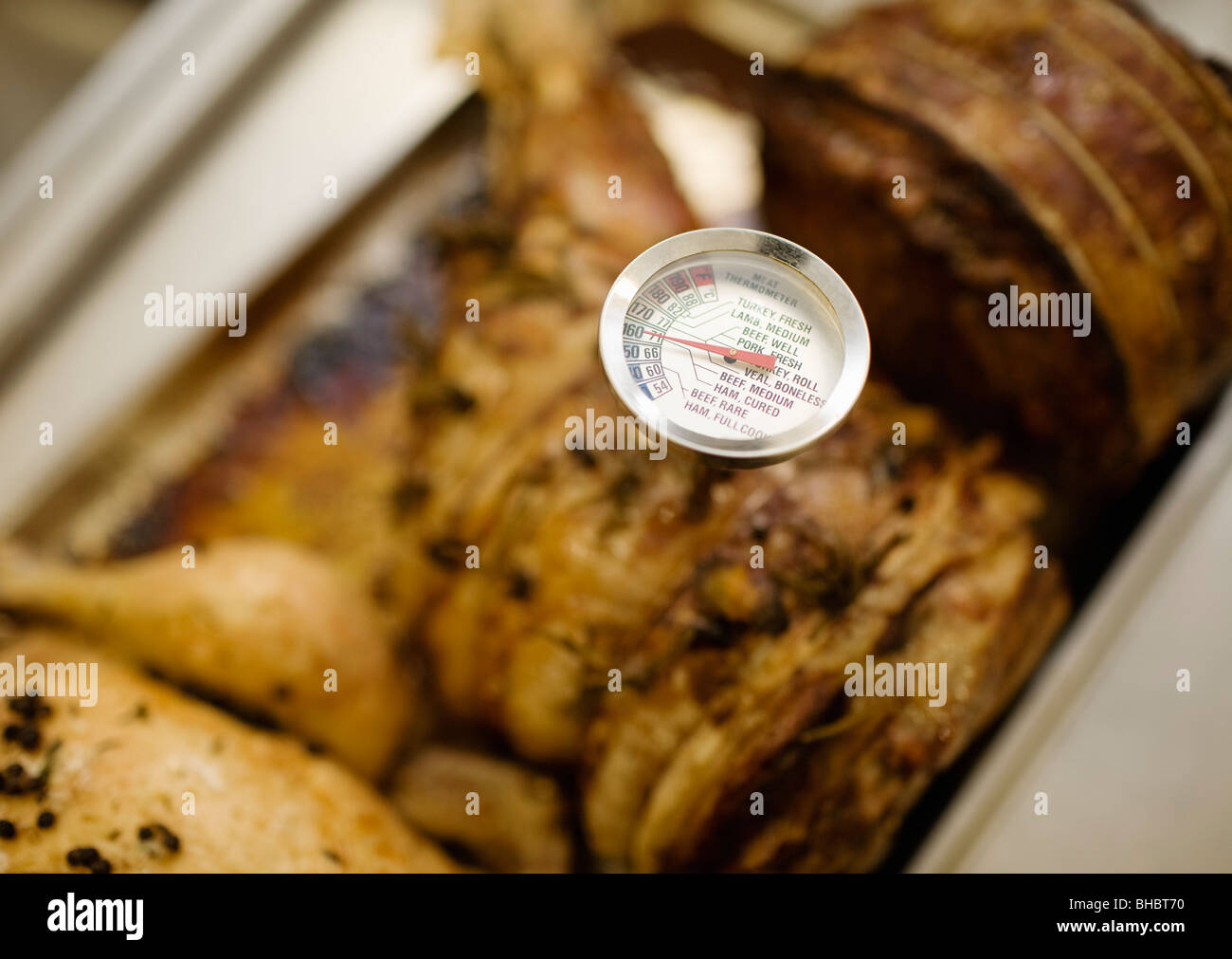 Un termometro alcune prove di carne Foto Stock