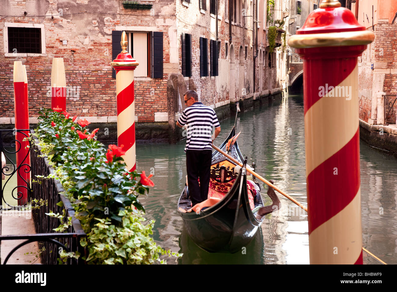 Gondola su un canale a Venezia, Veneto, Italia Foto Stock