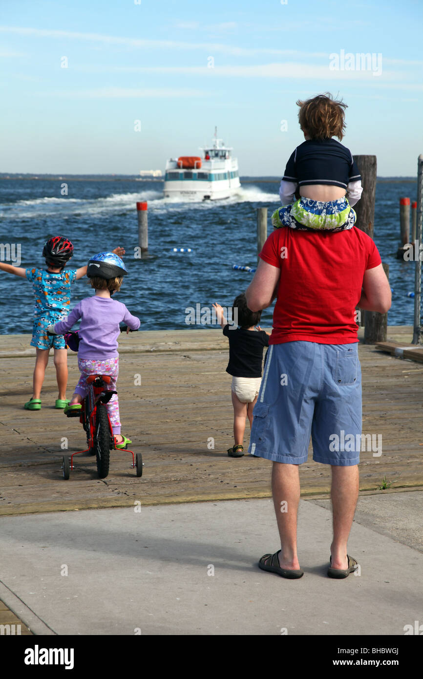 Famiglia addio ad un traghetto in partenza, equo Harbour, Fire Island, NY, STATI UNITI D'AMERICA Foto Stock