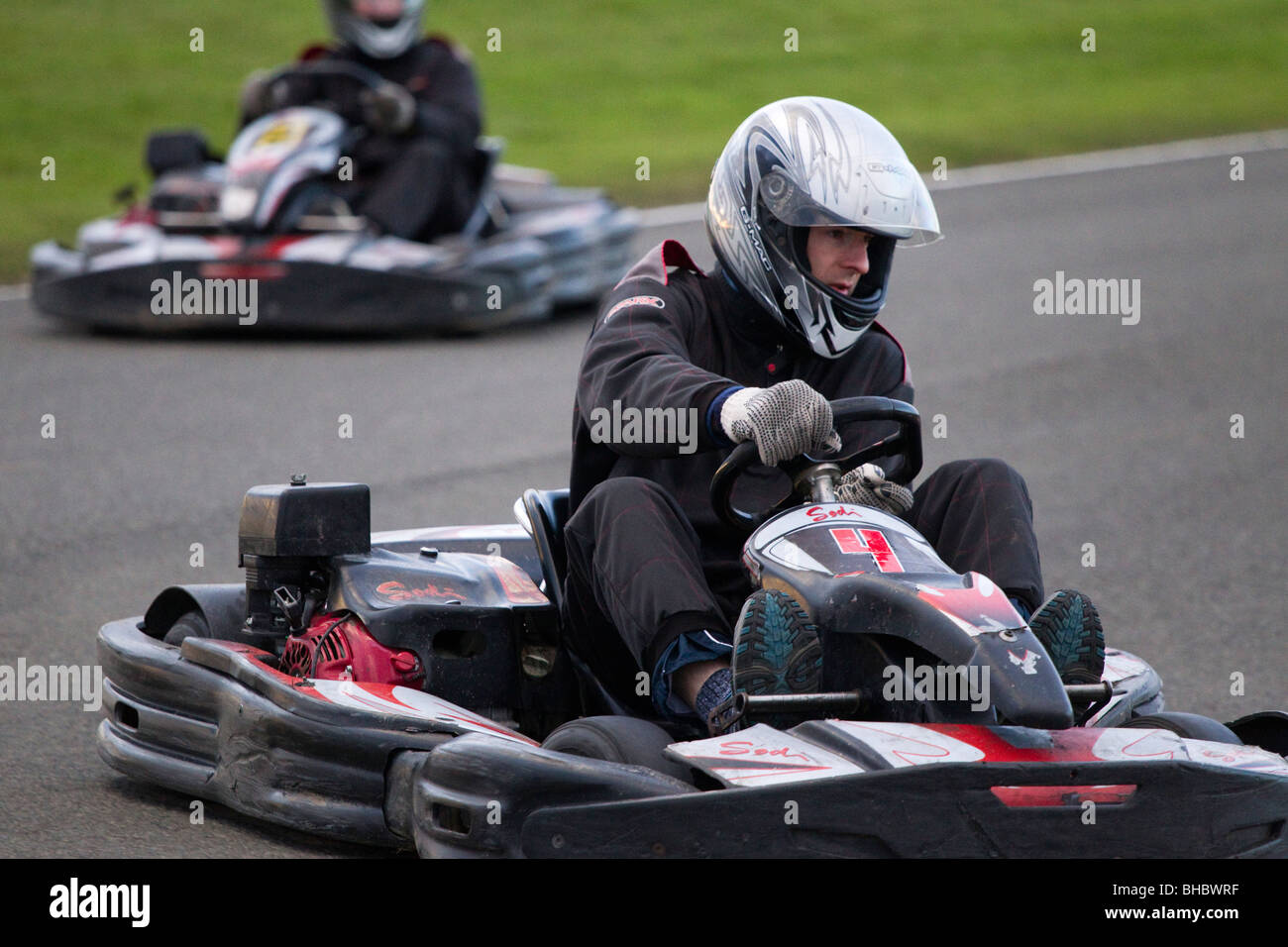 Kart Racing al karting Raceland centro nei pressi di Edimburgo - Scozia - popolare con le famiglie e con i gruppi di lavoro Foto Stock