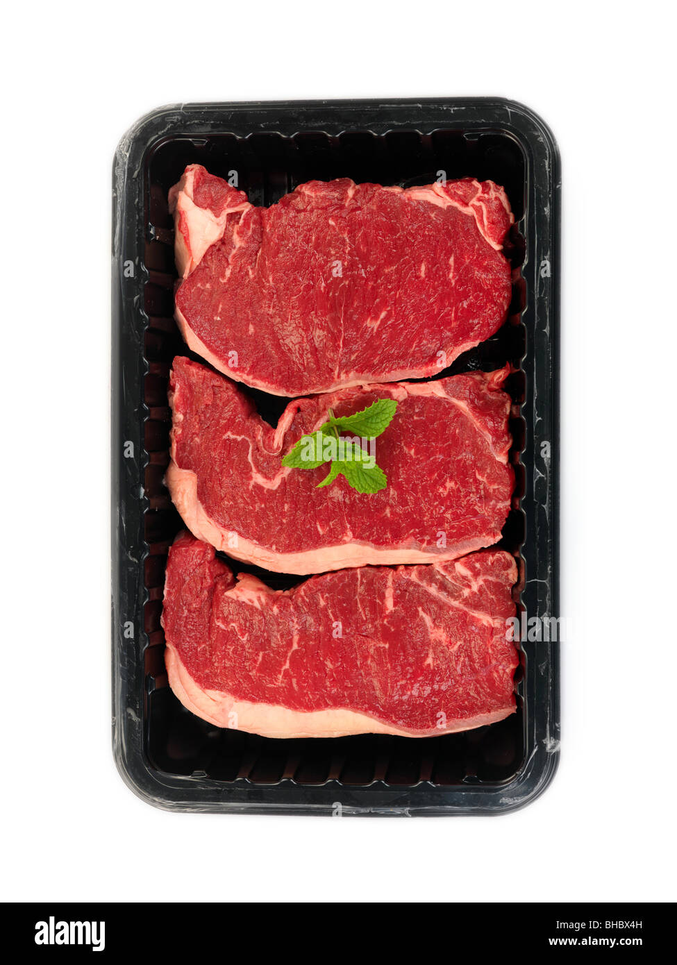 Supermercato confezionato osteria bistecche isolata contro uno sfondo bianco Foto Stock