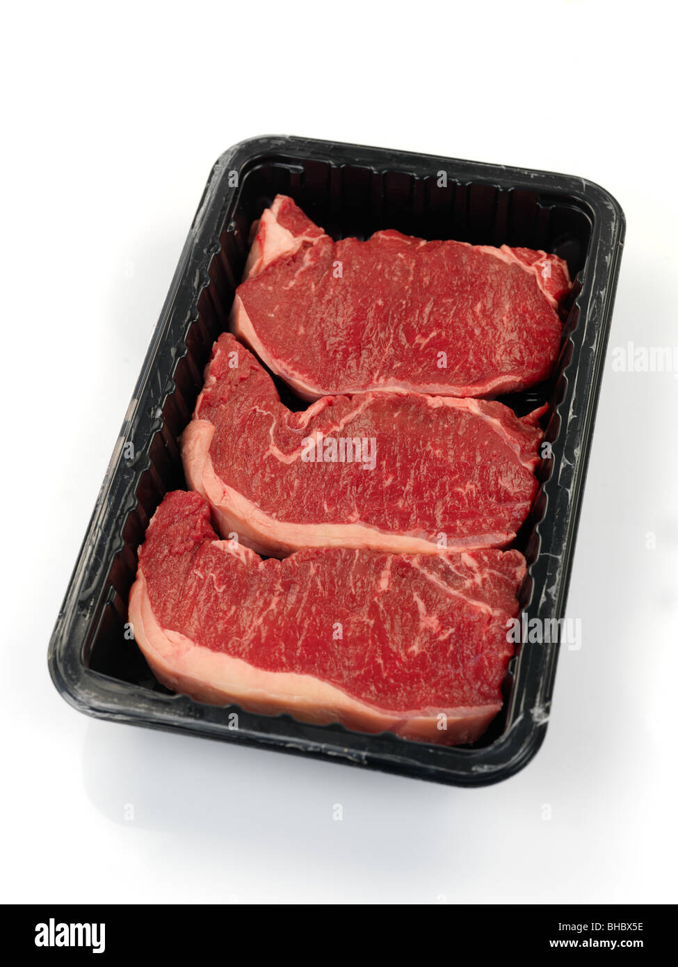 Supermercato confezionato osteria bistecche isolata contro uno sfondo bianco Foto Stock