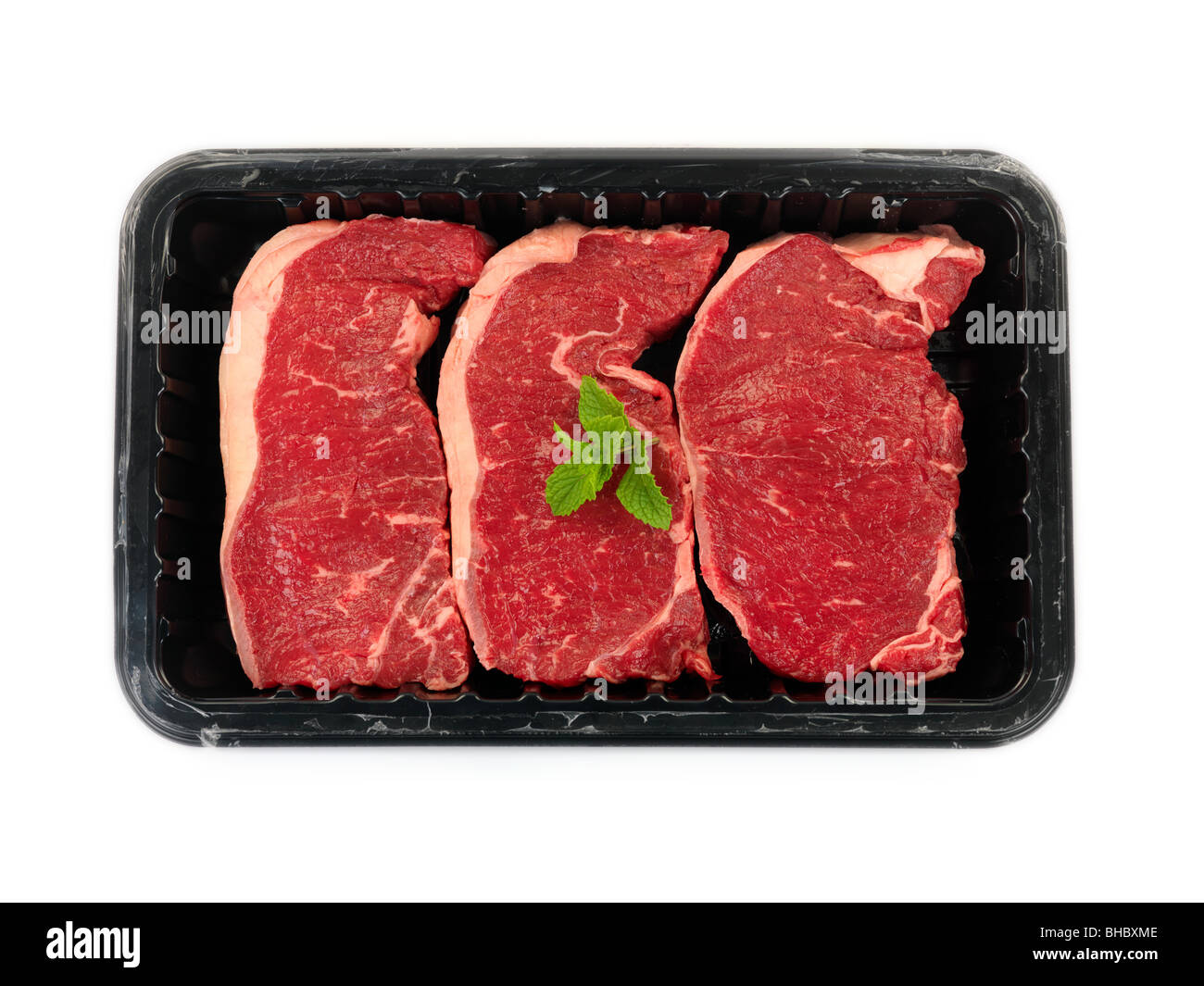 Supermercato confezionato osteria bistecche isolata contro uno sfondo bianco Foto Stock