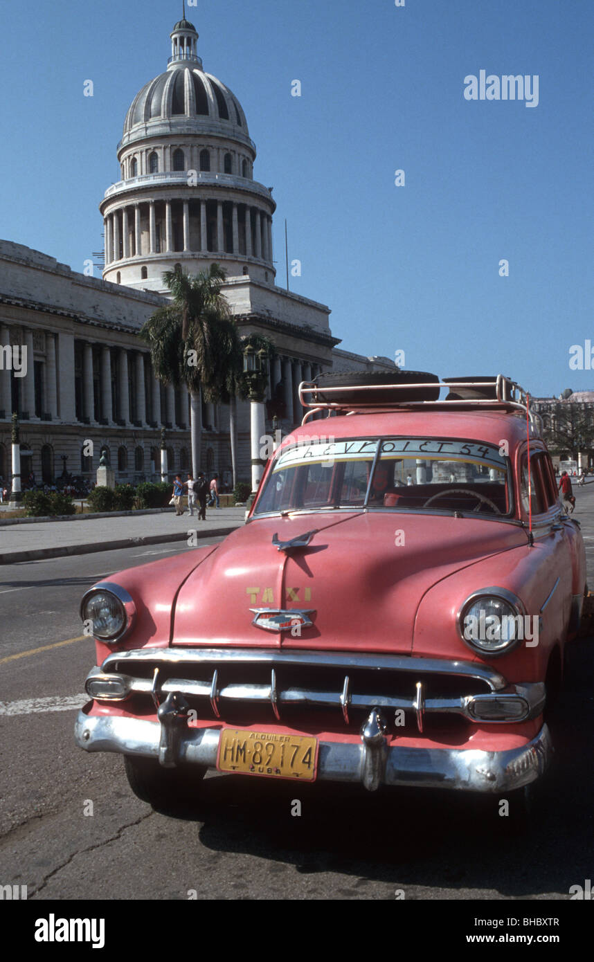 CUBA classica auto d'epoca in Avana con CAPITOLIO EDIFICIO DEL PARLAMENTO IN BACKGROUND Foto Stock