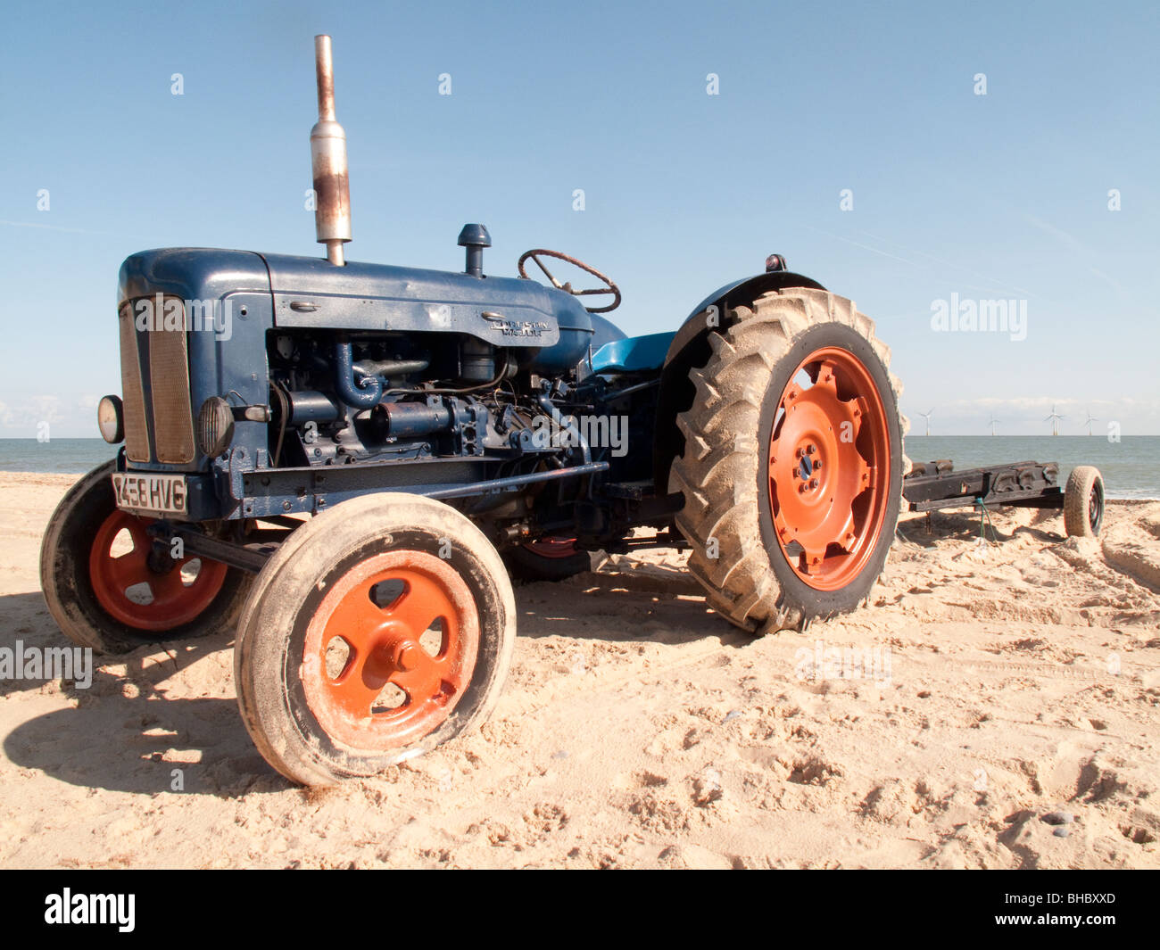 Il trattore sulla spiaggia di Great Yarmouth Foto Stock