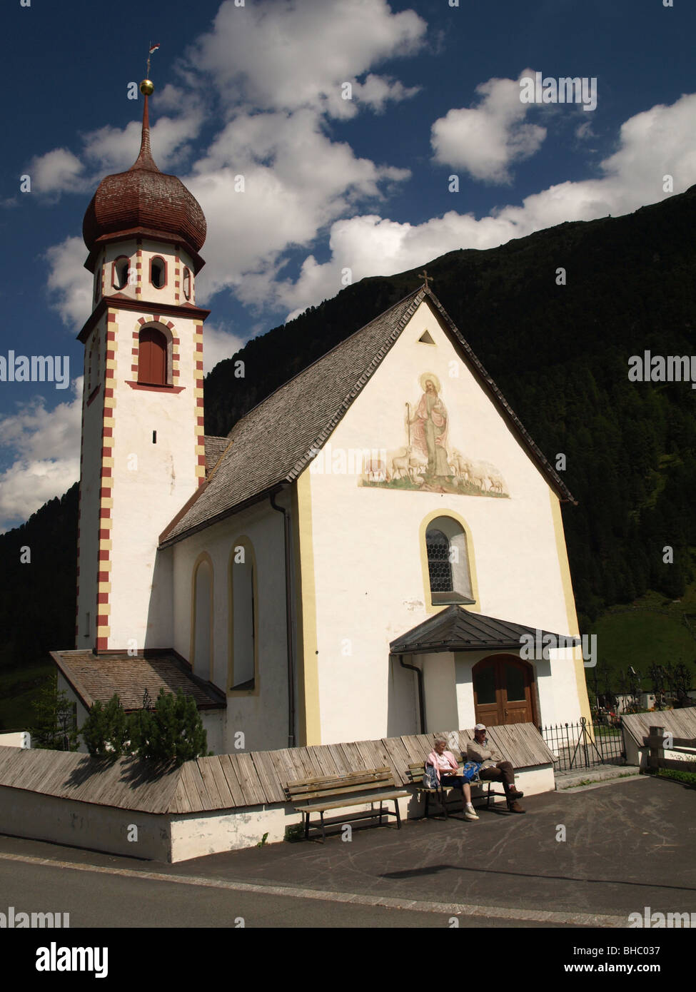 La chiesa nel villaggio di sfiato nella valle di Otztal in Tirolo, Austria Foto Stock