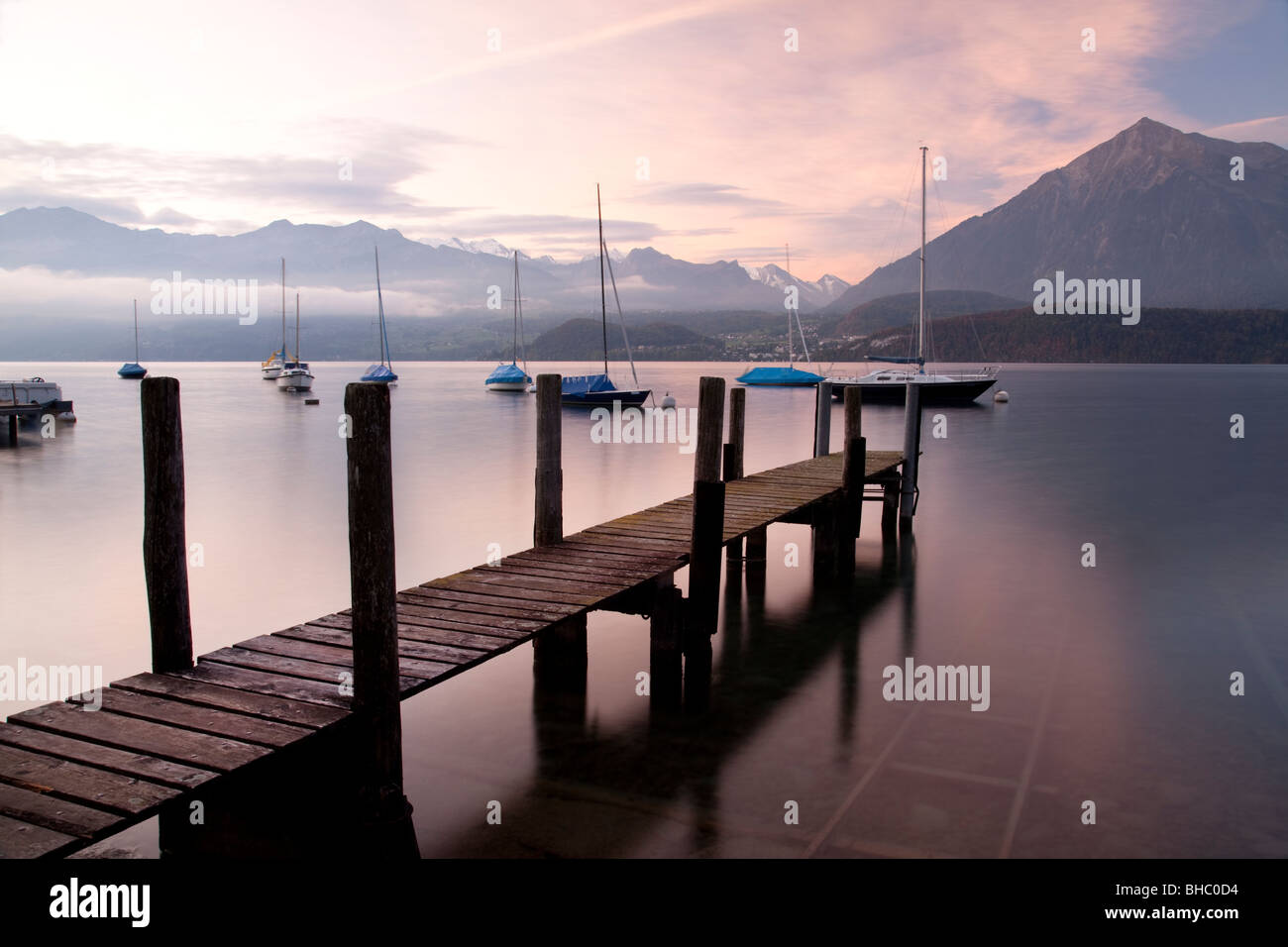 Legno pontile di sbarco su " Il lago di Thun" Svizzera Foto Stock