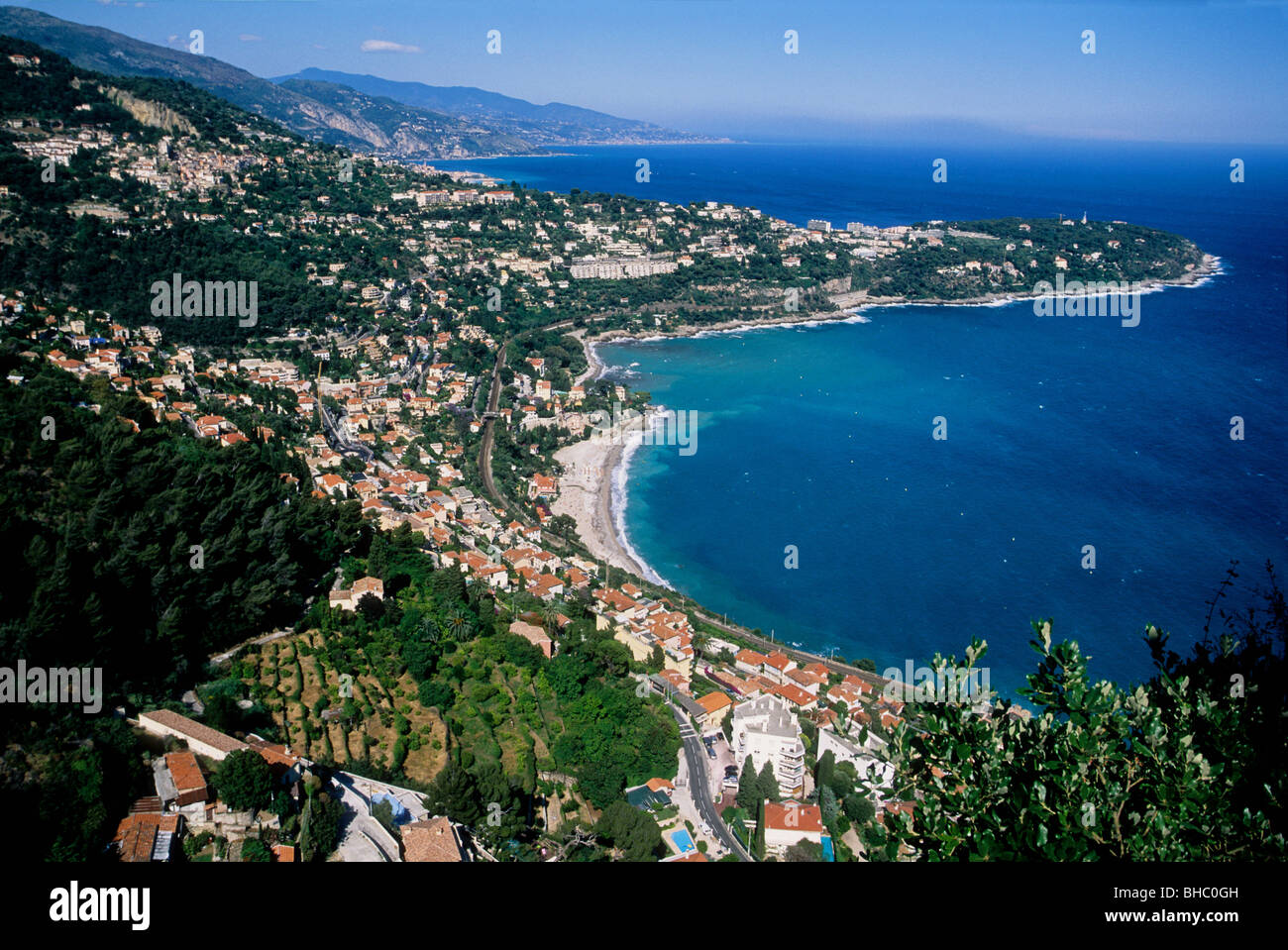 Panoramica di cape Martin, Roquebrune città e la spiaggia di Cabbé Foto Stock