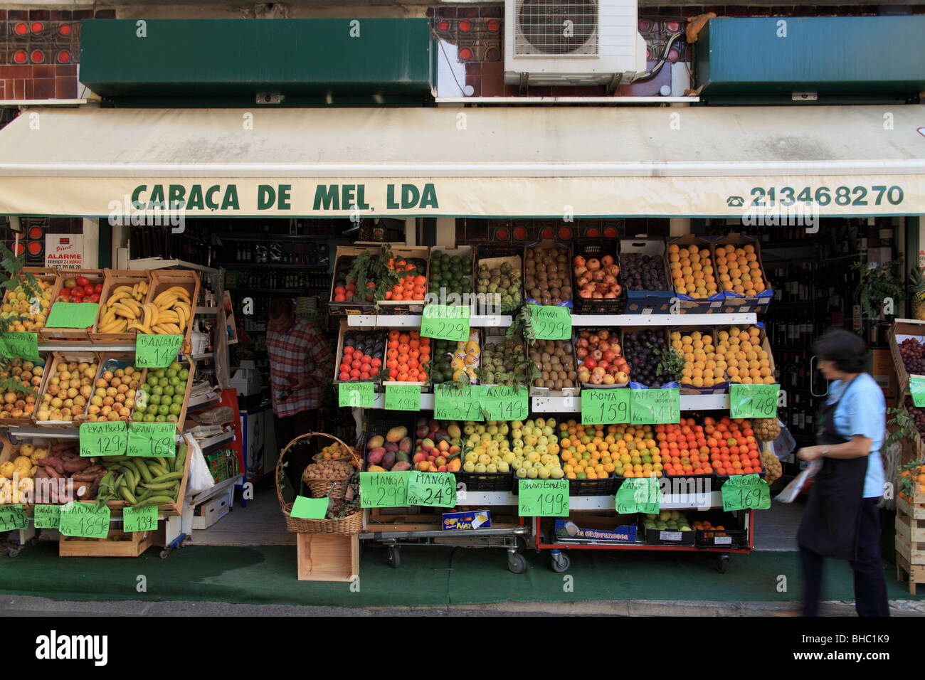 Coloratissimi banchi di frutta e verdura negozio di Lisbona Foto Stock