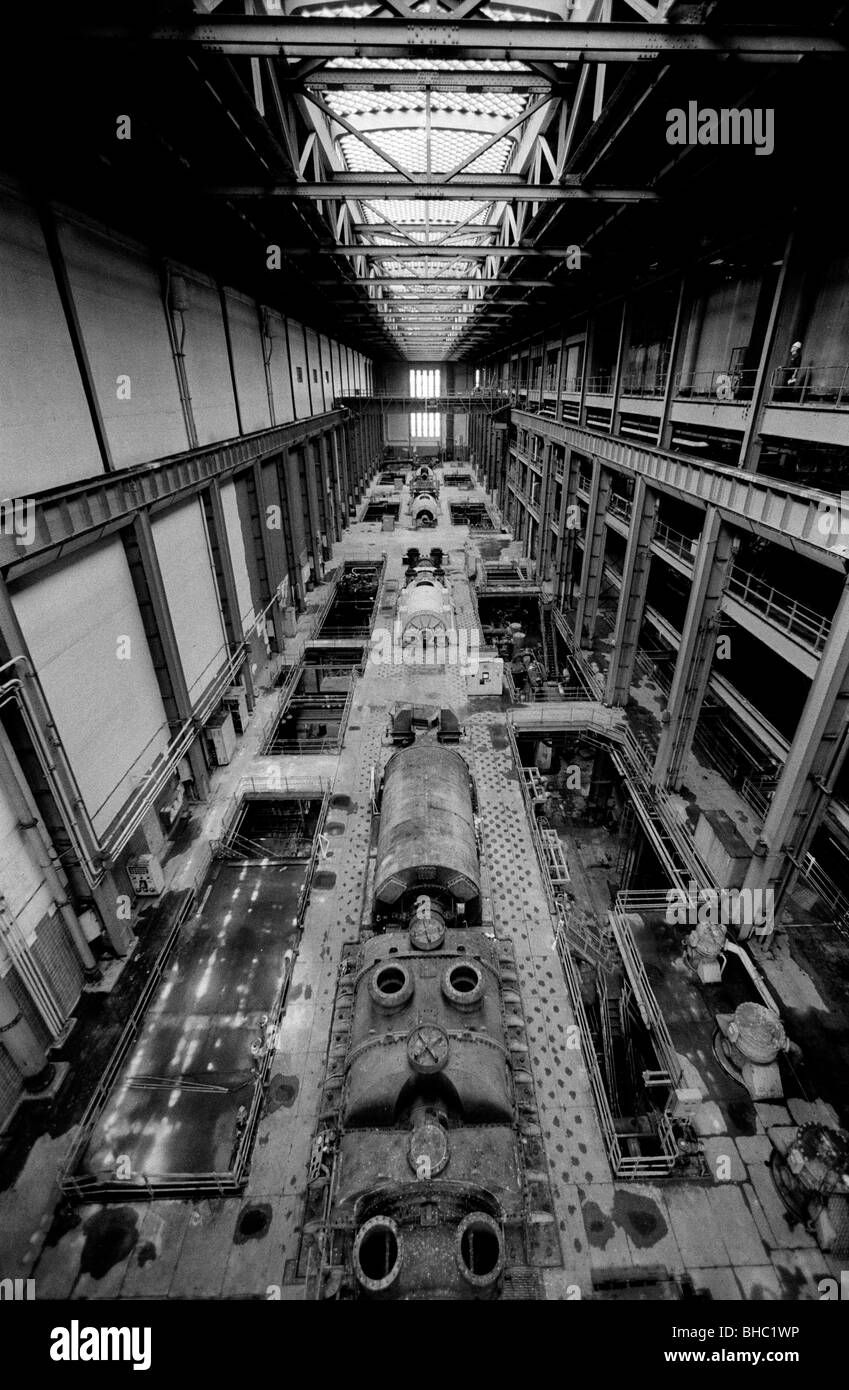 Bankside Power Station che mostra la massiccia Turbine Hall fotografato in alla fine degli anni novanta quando è stata l'annunzio che il Tate Mode Foto Stock
