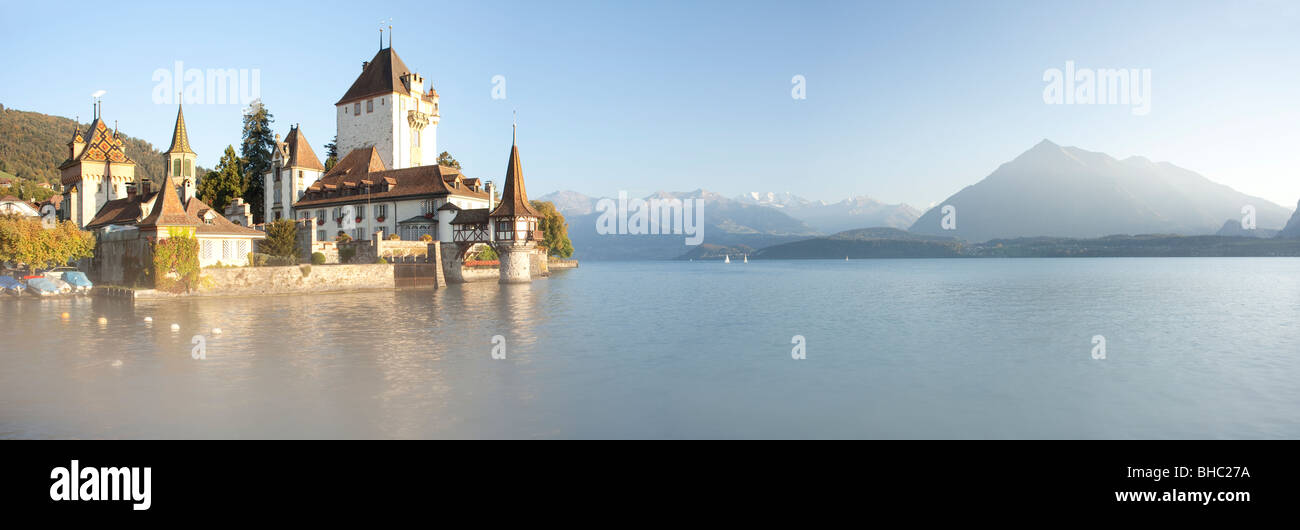 Il castello di Oberhoffen sul Lago di Thun Foto Stock