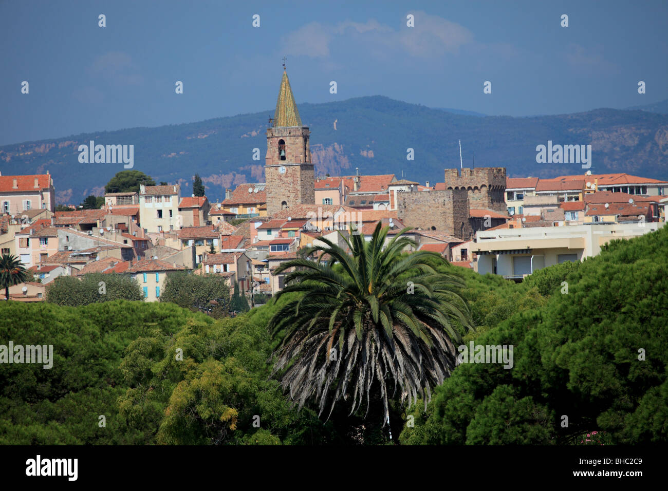 Città costiera del dipartimento del Var Foto Stock