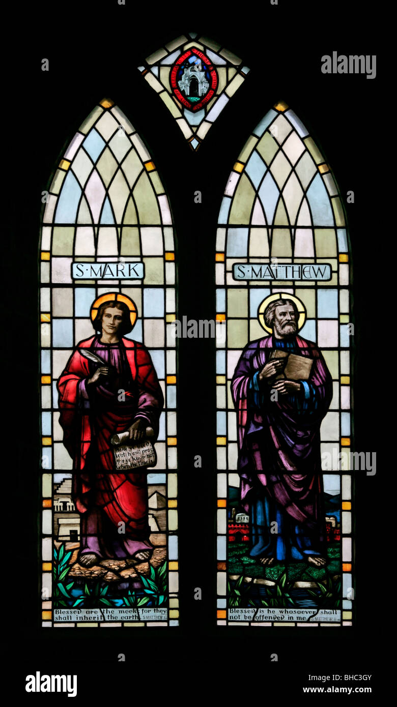 Una vetrata di Edward Liddall Armitage raffigurante i Santi Marco e Matteo, la Chiesa di Santa Maria, Leake, North Yorkshire Foto Stock