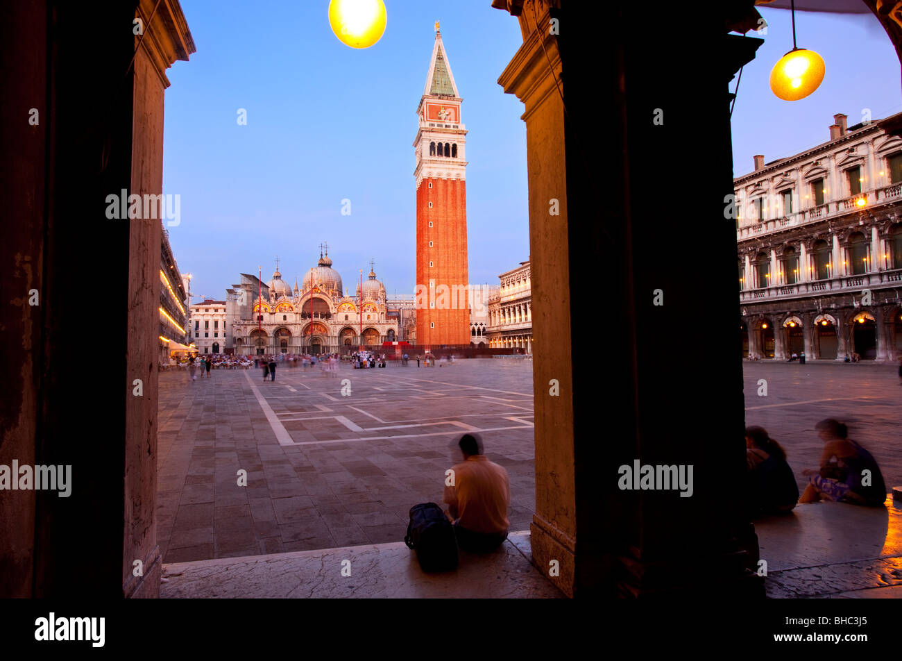 Presto la sera in Piazza San Marco, Venezia Veneto Italia Foto Stock