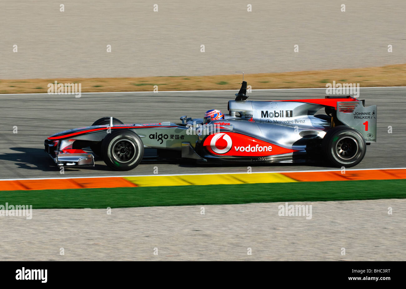 Jenson Button (GB) drivng la McLaren MP4-25 Formula One racing car nel febbraio 2010 Foto Stock